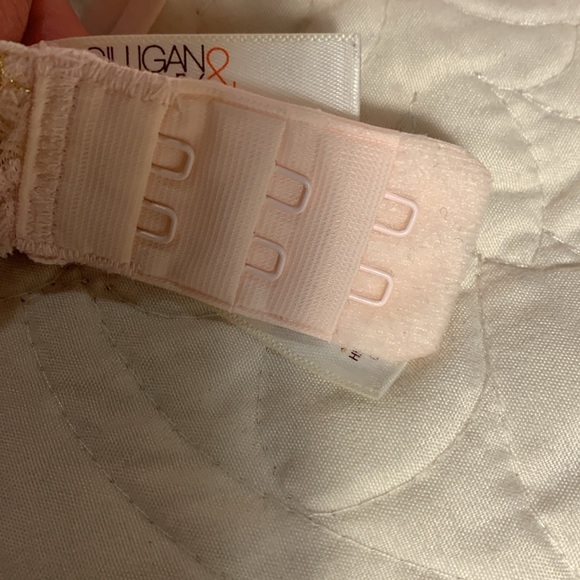 Lacy bra - Picture 9 of 9